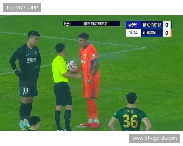 聚焦裁判判罚引发的激烈争议探讨足球比赛中的安全与公正问题